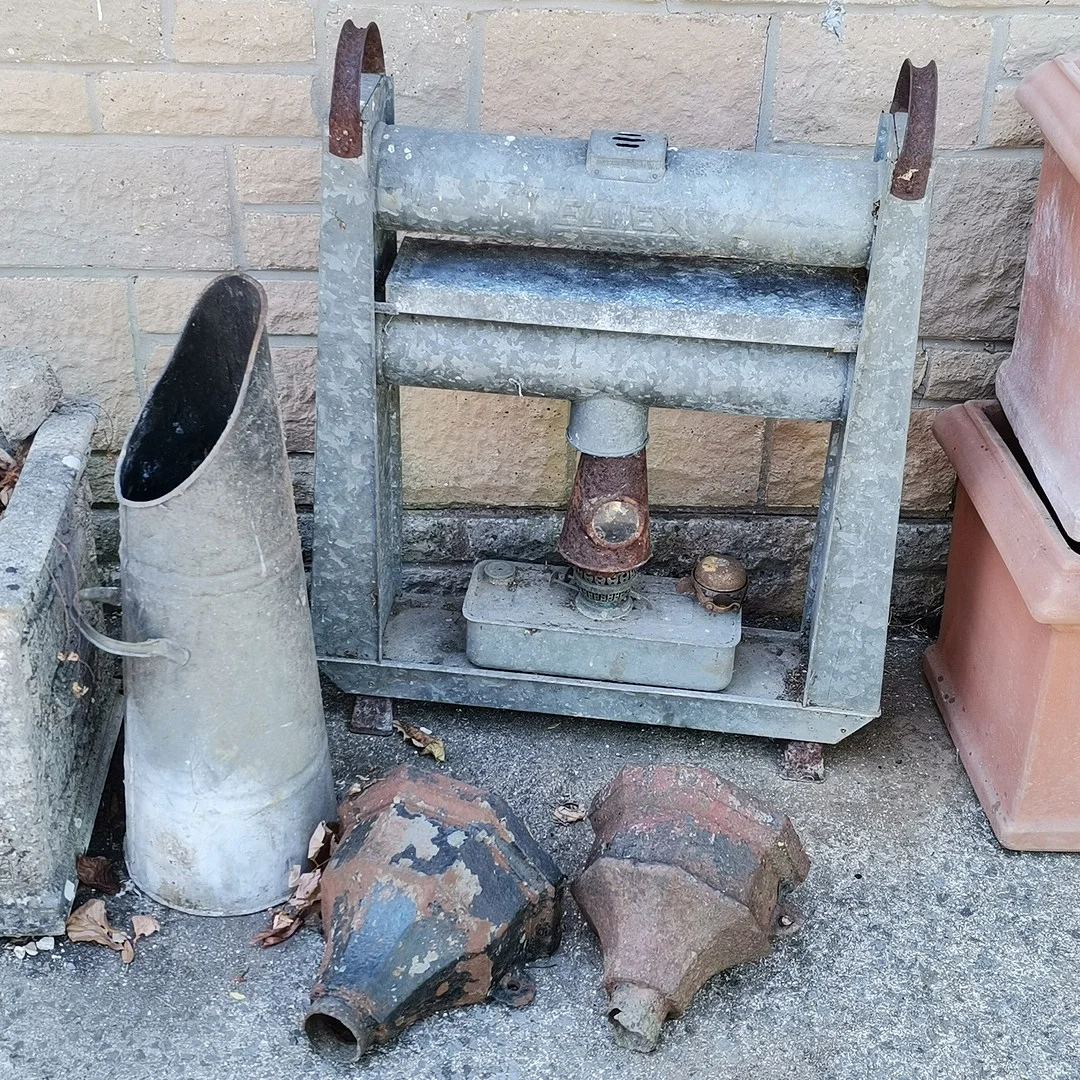 GALVANISED GREENHOUSE HEATER T/W 2 CAST IRON DRAIN HOPPERS & COAL HOD. — Garden — Acreman St Auctioneers & Valuers