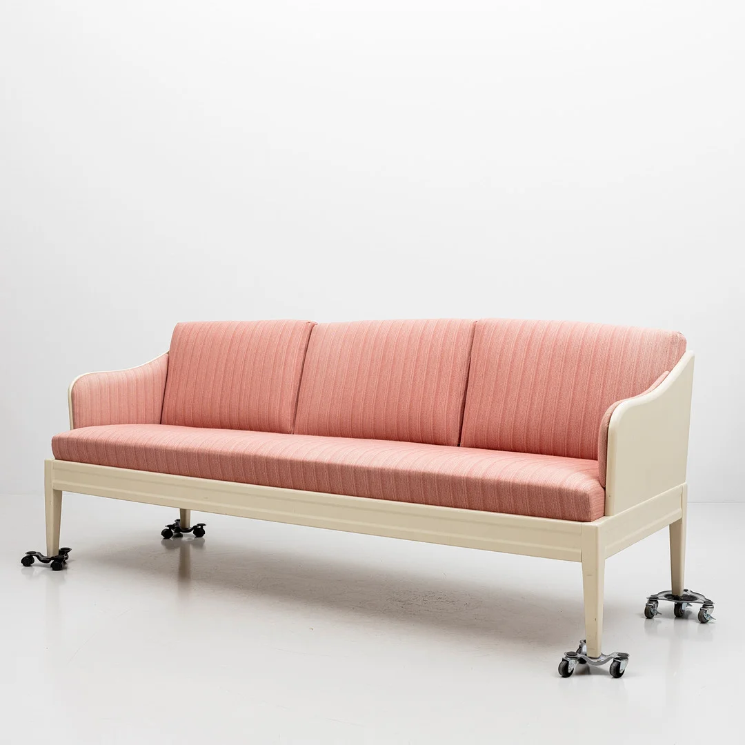 CARL MALMSTEN. Soffa, "Gustavus", O H Sjögren, plakettmärkt. — Sofas & Seatings — Auktionshuset Kolonn