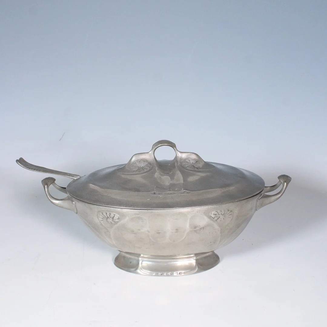 HUGO LEVEN. J. P. Kayser Sohn, Kayserzinn, Jugendstill-Terrine mit Kelle um 1900. — Pewter, Brass & Copper — Stockholms Auktionsverk Düsseldorf/Neuss