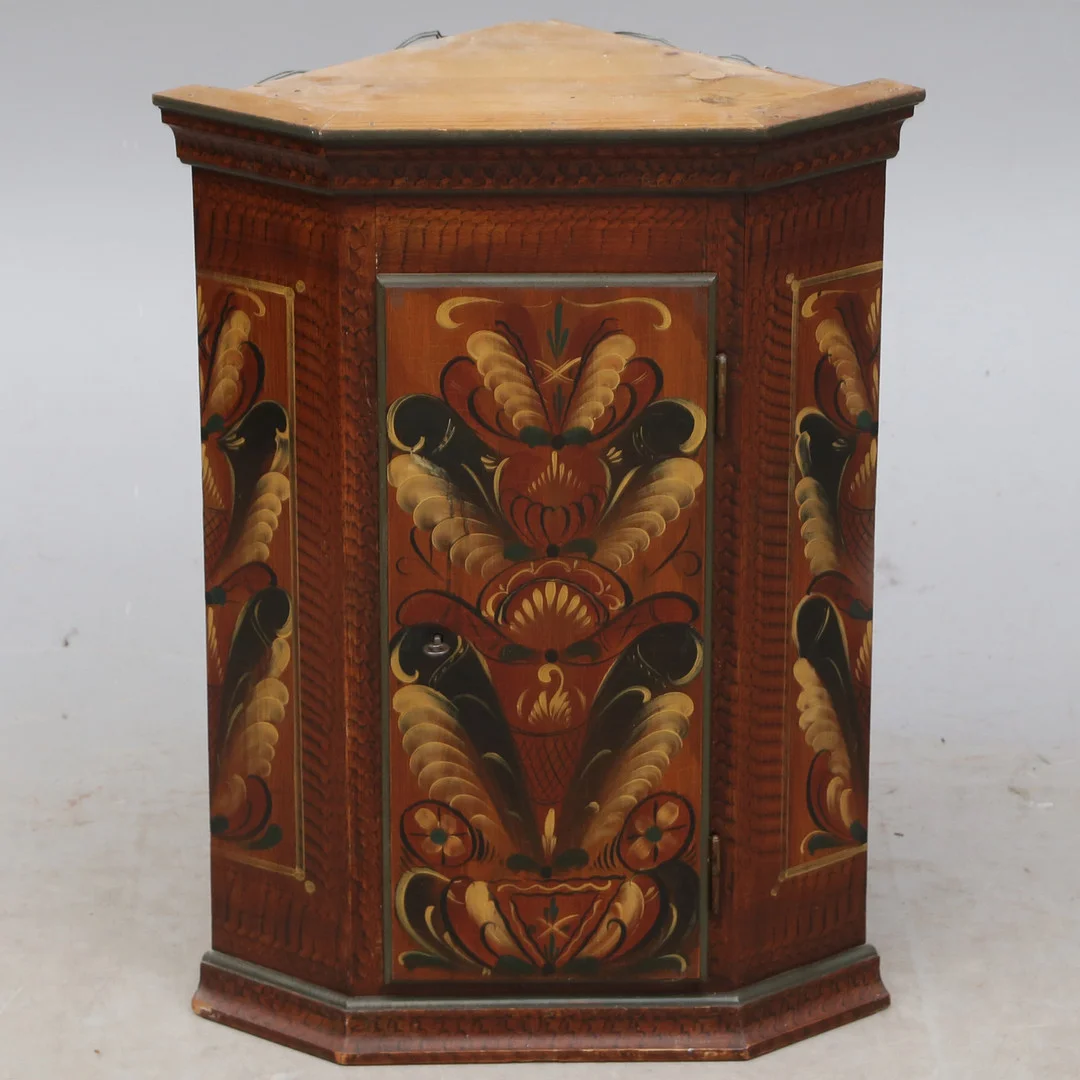 VÄGGHÖRNSKÅP, trä, Dalarna, 1900-tal. — Cupboards, Cabinets & Shelves — Kalmar Auktionsverk