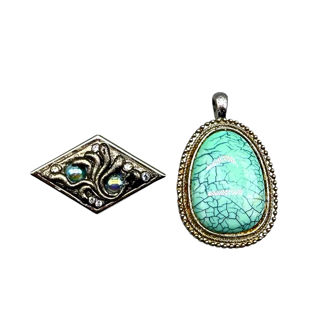 SCHMUCKSET – ANHÄNGER MIT TÜRKIS-CABOCHON UND BROSCH. — Jewellery — Auktionshaus Stuber's Hammerschlag
