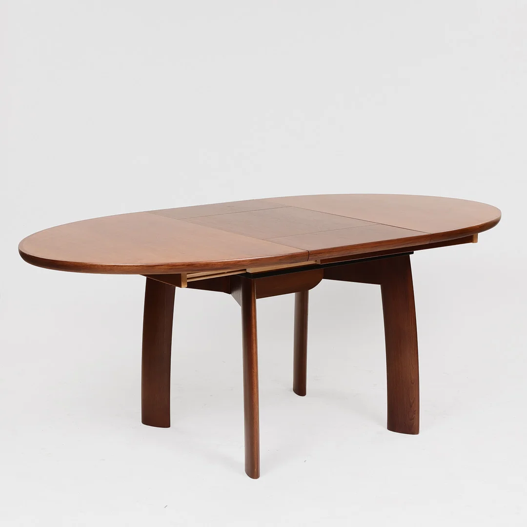 SKOVBY MØBLER. Spisebord af nøddetræ med udtræk, model SM70N. (2). — Dining tables — Palsgaard Kunstauktioner