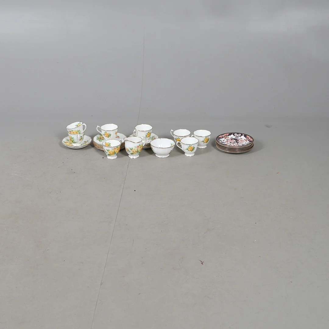 A ROYAL ALBERT TEA ROSE PART TEA SERVICE. — European — Lawrences Auctioneers