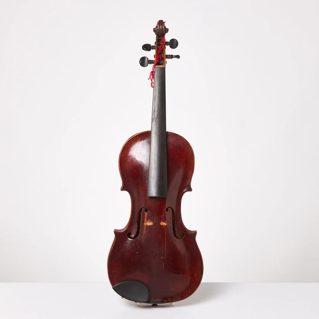 VIOLIN. 1700-tal, lock i tät gran, sidor, tvådelat bakstycke lönn, rödbrun lack. — Musical instruments — Stockholms Auktionsverk Sickla