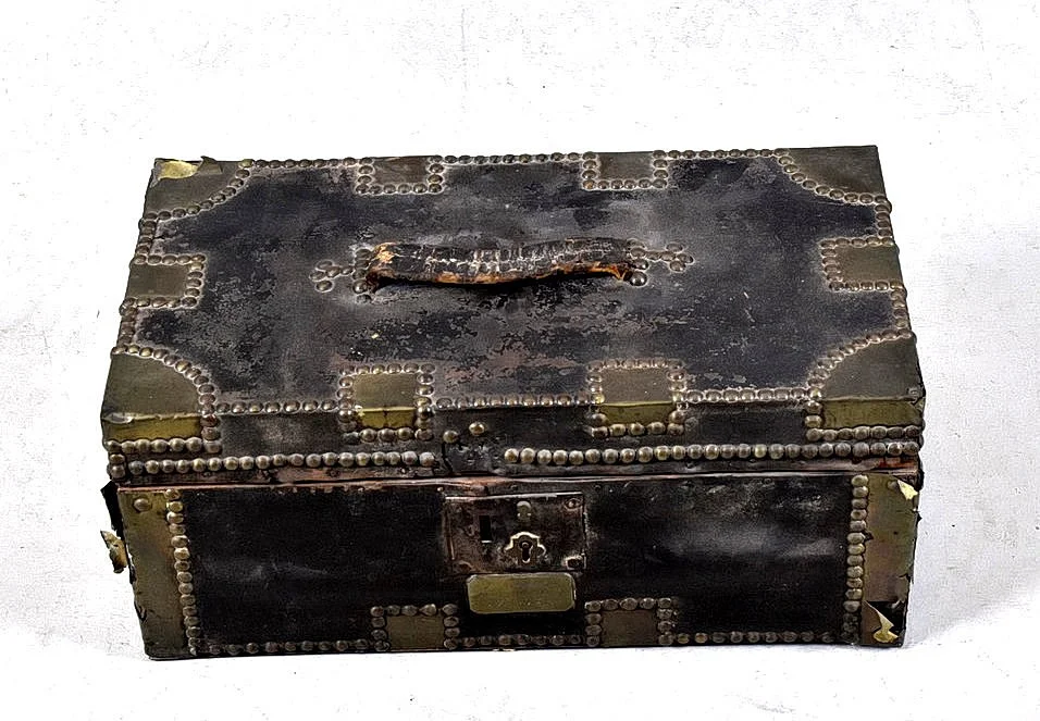 SKRIN/KOFFERT, läderklätt trä med mässingbeslag, USA, 1800-talets mitt. — Miscellaneous — Halmstads Auktionskammare