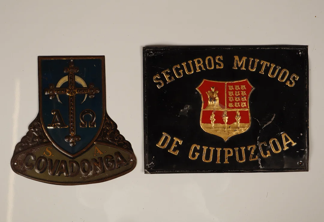 Covadonga y Seguros Mutuos de Guipúzcoa, 2 placas publicitarias en hojalata estampada y pintada. — Other collectables — Barcelona Auctions