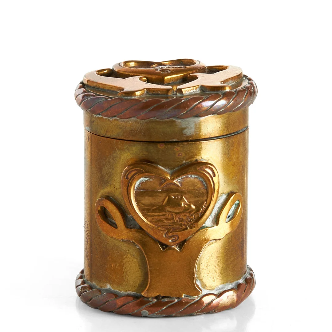DOSA, mässing och koppar, Jugend, 1900-talets början. Medaljonger med dekor av badande kvinna i relief. — Pewter, Brass & Copper — Crafoord Auktioner Stockholm