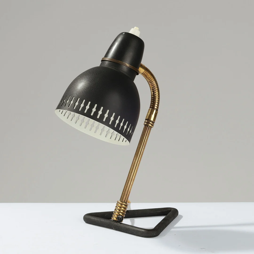 Bordlampe af messing og sortlakeret metal, antageligt svensk lampeproducent, ca. 1950'erne. — Table Lamps — Palsgaard Kunstauktioner