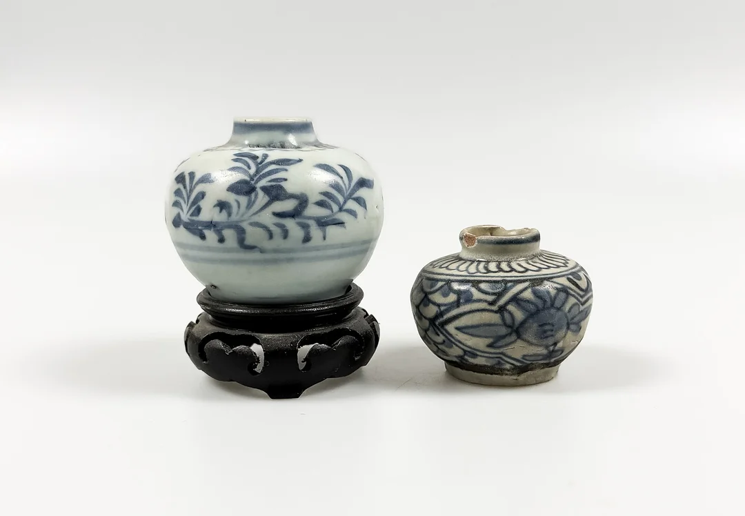 URNOR, 2 st, miniatyr, Ming, Kina, 1500-tal. — Ceramics & Porcelain — Auktionshuset STO Bohuslän