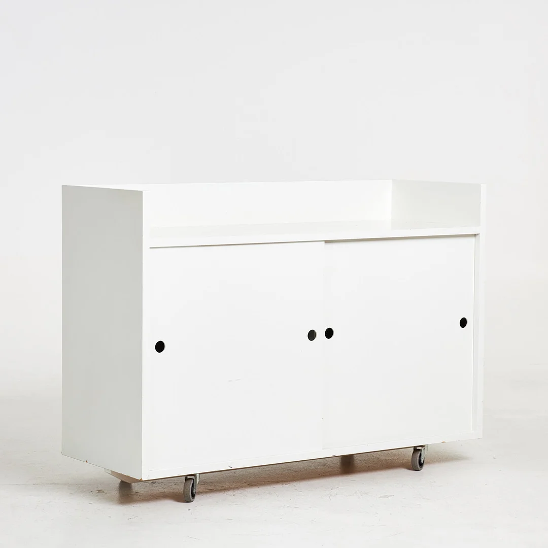 SKÅP MED SKJUTDÖRRAR/DISK, vitlackerad mdf på hjul, specialritat för kontor av Anders Runerheim. — Cupboards, Cabinets & Shelves — Stockholms Auktionsverk Sickla