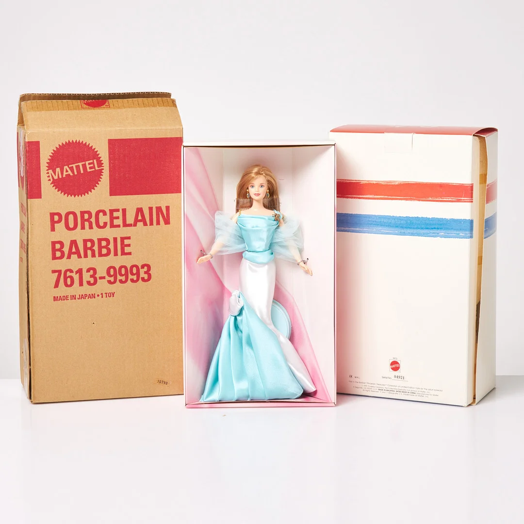 MATTEL, Barbie, 3 st, "Solo In The Spotlight: The Porcelain Collection" 1989, "Barbie 40: Celebrating Forty Years of Dreams" 1998, samt "Gay Parisienne" 1991, i originalkartonger, samtida. — Dolls & Teddybears — Stockholms Auktionsverk Sickla