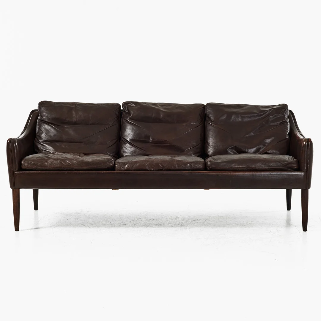 HANS OLSEN. CS Möbler. Tresits/klubbsoffa, modell 800, Danmark, 1960-tal. — Sofas & Seatings — Stockholms Auktionsverk Magasin 5