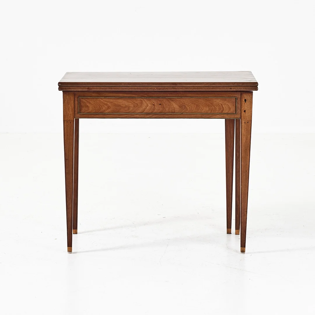 SPELBORD, sengustavianskt, fanerad i mahogny, beslag i mässing, med ljusbrickor. — Tables — Stockholms Auktionsverk Magasin 5