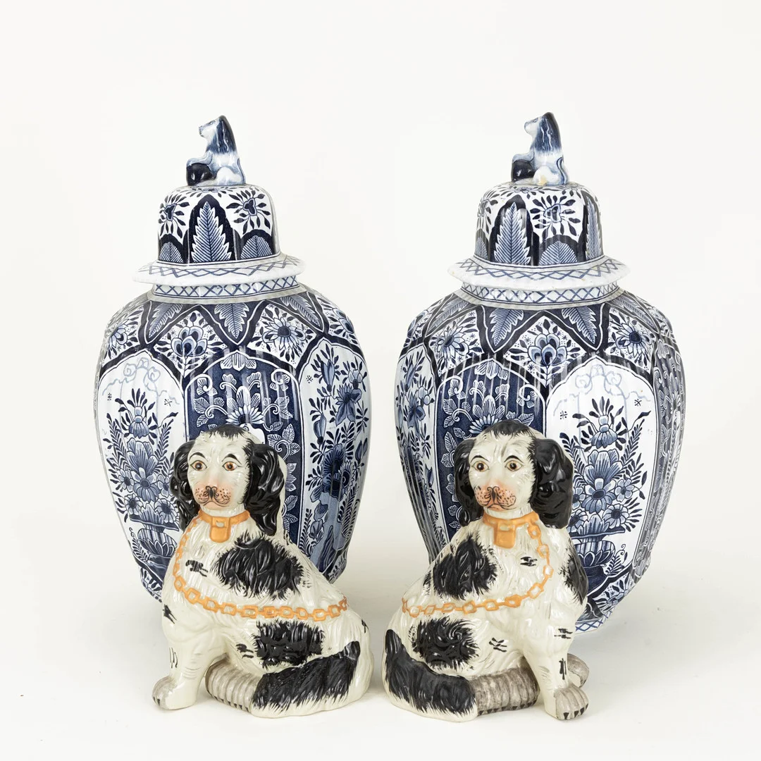 Paar Deckelvasen und ein Paar King Charles Spaniel, Delft und England, 20. Jh. (4). — European — Stockholms Auktionsverk Hamburg