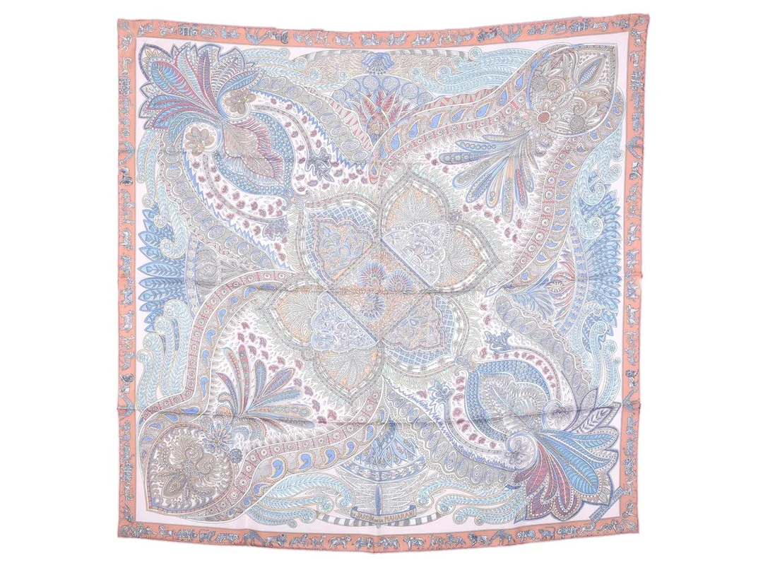 HERMÈS, SCARF, Le Jardin De La Maharani, Annie Faivre, 100% siden, 90x90 cm, multifärgad, rosa, blå, beige, originalask. Excellent Condition. — Accessoarer/Scarves — Kaplans