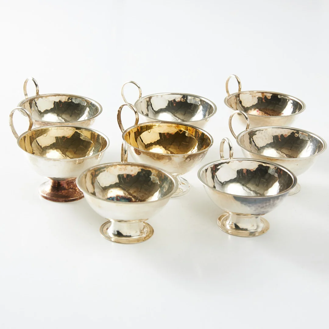 PUNSCHMUGGAR, 6+2 st., silver, Hallbergs Guldsmeds Ab, CGH, Stockholm 1957 och Ceson, Göteborg 1981-1982. — Silver — Stockholms Auktionsverk Magasin 5