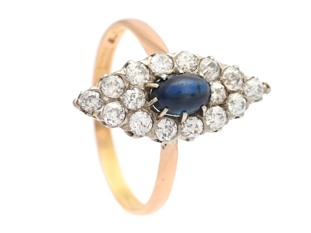 RING, 18K guld/platina, cabochonslipad safir, gammalslipade diamanter ca 0,55 ctv, ca TW-W/VS-P, antik, E. Axelson, Stockholm 1917, stl 18 mm, vikt 3,1 g, nagg på enstaka diamanter, svaga fattningar. — Smycken/Ring — Kaplans