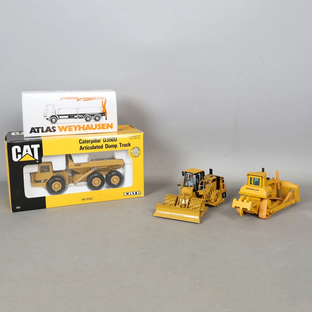 AN ERTL CAT D350D ARTICULATED DUMP TRUCK, TWO LOOSE MODELS AND AN ATLAS WEYHAUSEN KRANE (4). — Model cars — Bishop & Miller