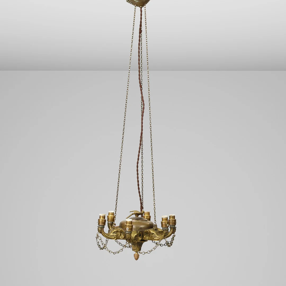 Seksarmet lysekrone af messing dekoreret med elefant hoveder samt kædeophæng, ca. 1900. — Chandeliers — Palsgaard Kunstauktioner