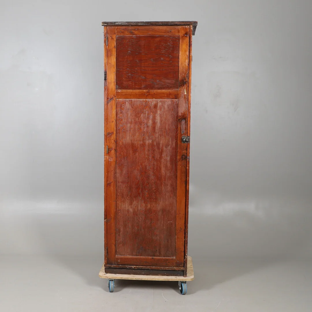 AN EARLY 20TH CENTURY PINE SINGLE WARDROBE. — Cupboards, Cabinets & Shelves — Lawrences Auctioneers