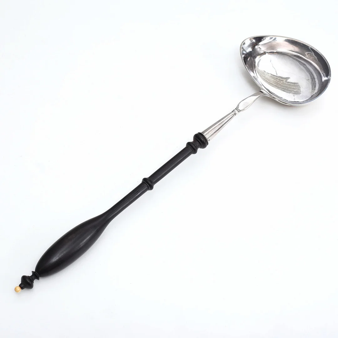 SOPPSLEV med trähandtag, total vikt 229 gram, 1856. — Silver — Auktionshuset Thelin & Johansson