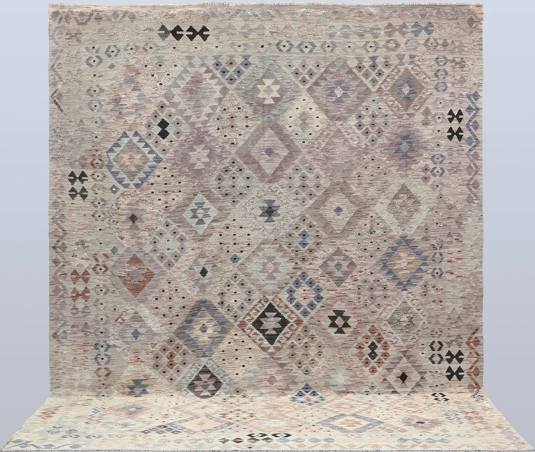 MATTA, "Kelim", 339 x 267 cm. — Persian Carpets & Textiles — Helsingborgs Auktionskammare
