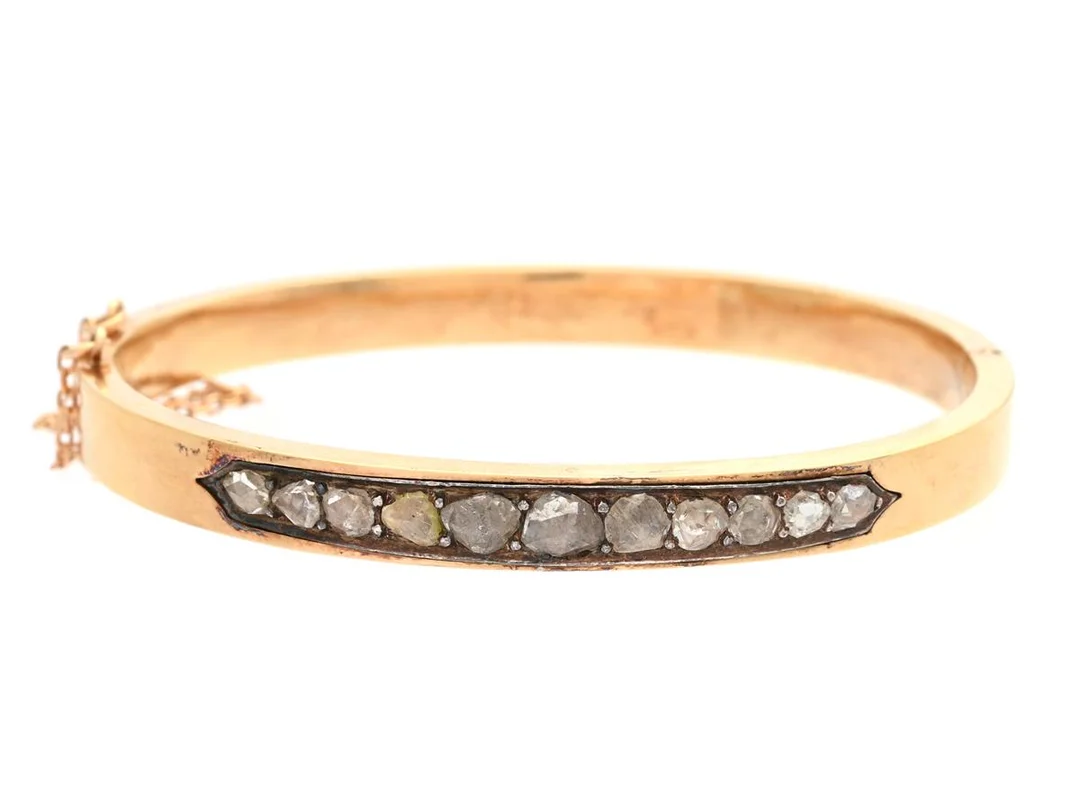 ARMRING, 18K guld, rosenslipade diamanter, troligen Anders Gustaf Millberg, Stockholm 1800-talets andra hälft, innermått ca 55 x 50 mm, vikt 12,0 g, säkerhetskedja, små bucklor. — Smycken/Armring — Kaplans