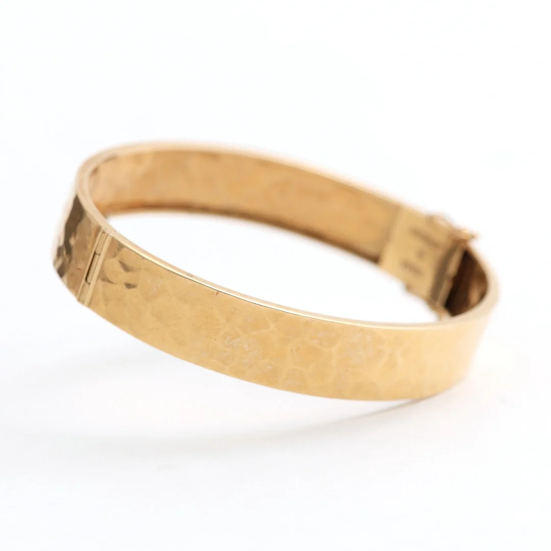 ARMRING, 18 k guld, hamrad dekor, 17,59 gram, Ceson Guldvaru Ab Göteborg, 1974. — Bracelets — Auktionshuset Thelin & Johansson