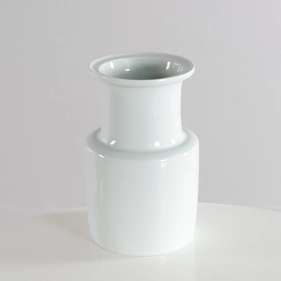 LISBETH MUNCH-PETERSEN (F. 1909, D. 1997). Hvid porcelænsvase, stemplet Bing og Grøndahl, nr. 750. 1. sortering. — European — Woxholt Auktionshus