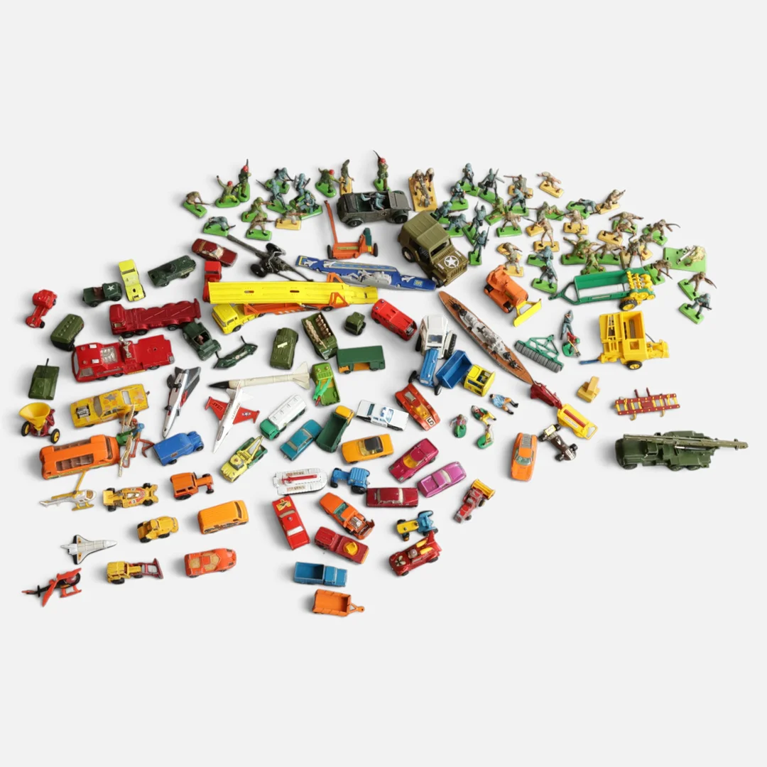 MATCHBOX ENGLAND / GORGI JUNIORS / DINKY SUPER TOYS / DEETAIL. En stor samling legetøjsbiler, soldater og ekstra dele. Cirka 100 dele i alt. Stemplet. — Model cars — Woxholt Auktionshus