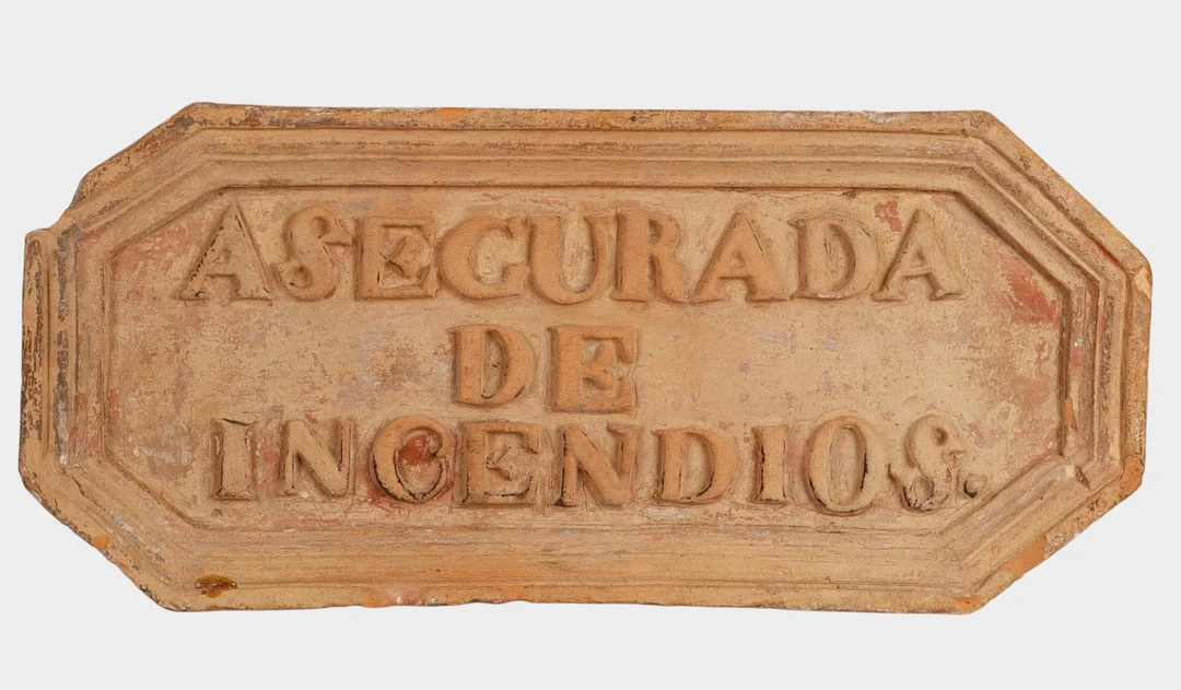 Placa de seguro española en terracota, de la segunda mitad del siglo XIX. — European — Barcelona Auctions