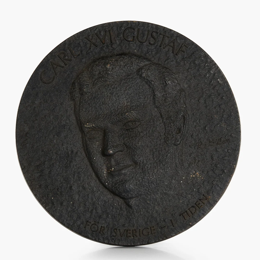RUNE KARLZON (1930–2001). RELIEF I GJUTJÄRN. CARL XVI GUSTAF - FÖR SVERIGE I TIDEN. SIGNATUR I GJUTGODS. — Sculptures & Bronzes — Crafoord Auktioner Stockholm
