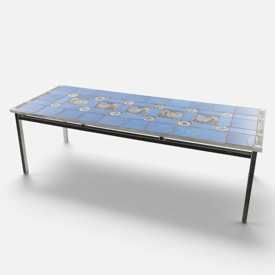 Rektangulært sofabord med stel af matpoleret metal, plade med ilagte farverige kakler. Danmark, 1970-80'erne. — Coffee Tables — Woxholt Auktionshus