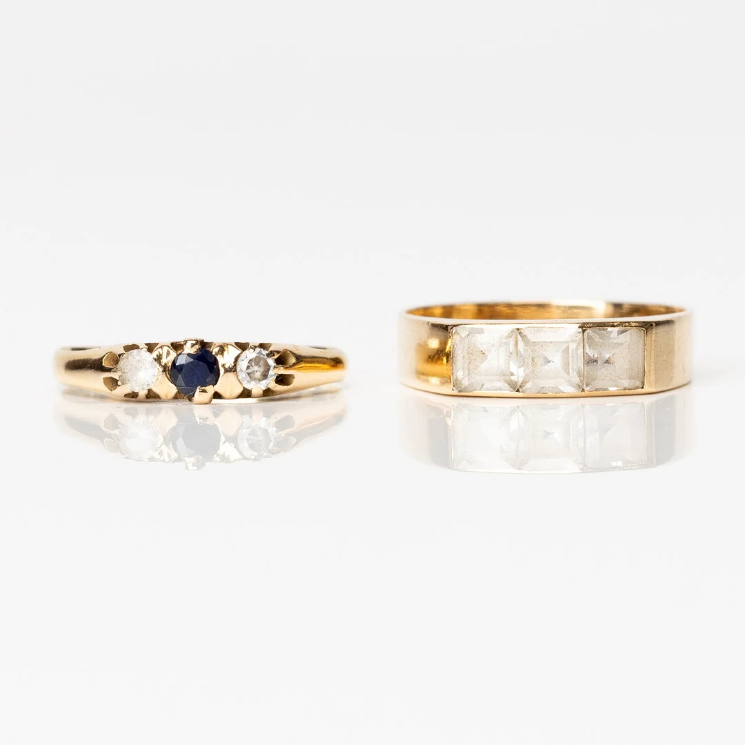 RINGAR 2 st, guld, 18K, en med en diamant samt en blå sten och en med vita stenar, K&EC, samt Fryklund & Pålsson Guldateljen, 1963. — Rings — Auktionshuset Kolonn