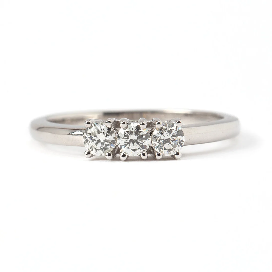 RING, 18K vitguld med briljantslipade diamanter, totalt ca 0.43 ct. — Rings — Stockholms Auktionsverk Göteborg