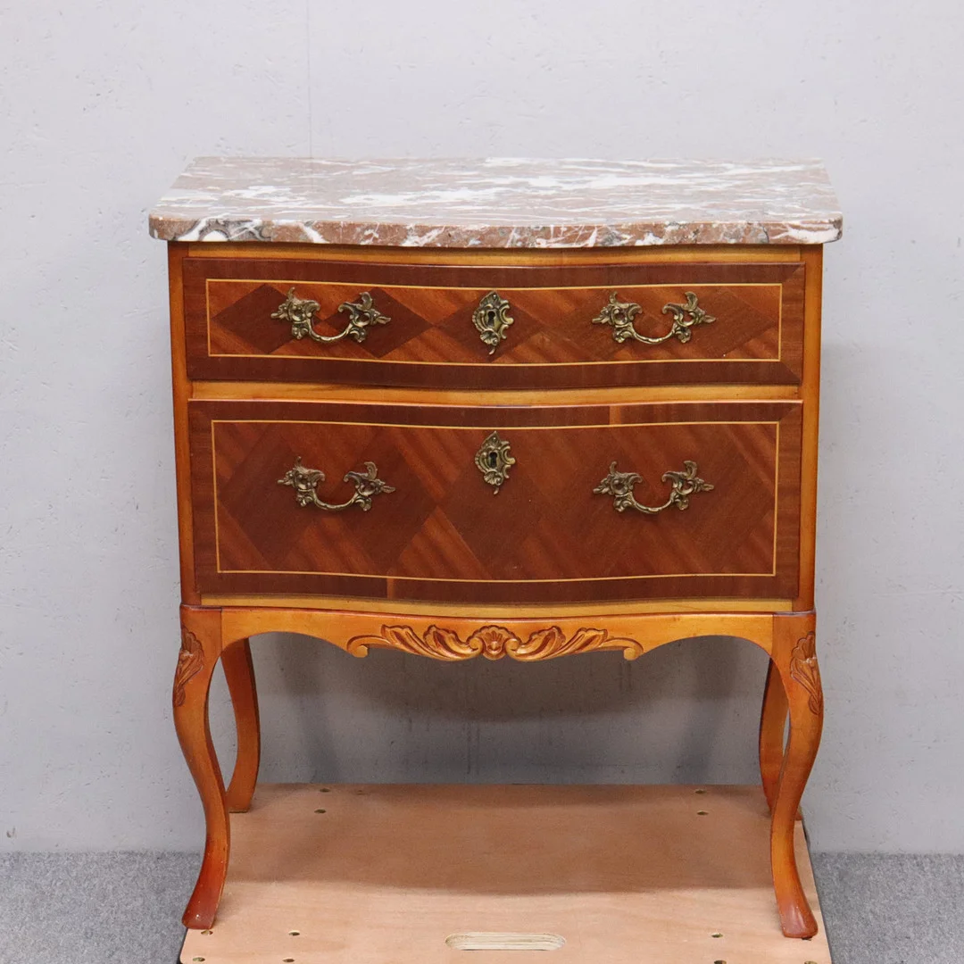 BYRÅ med stenskiva, rokokostil, 1900-talets andra hälft. — Chests of drawers — Markus Auktioner