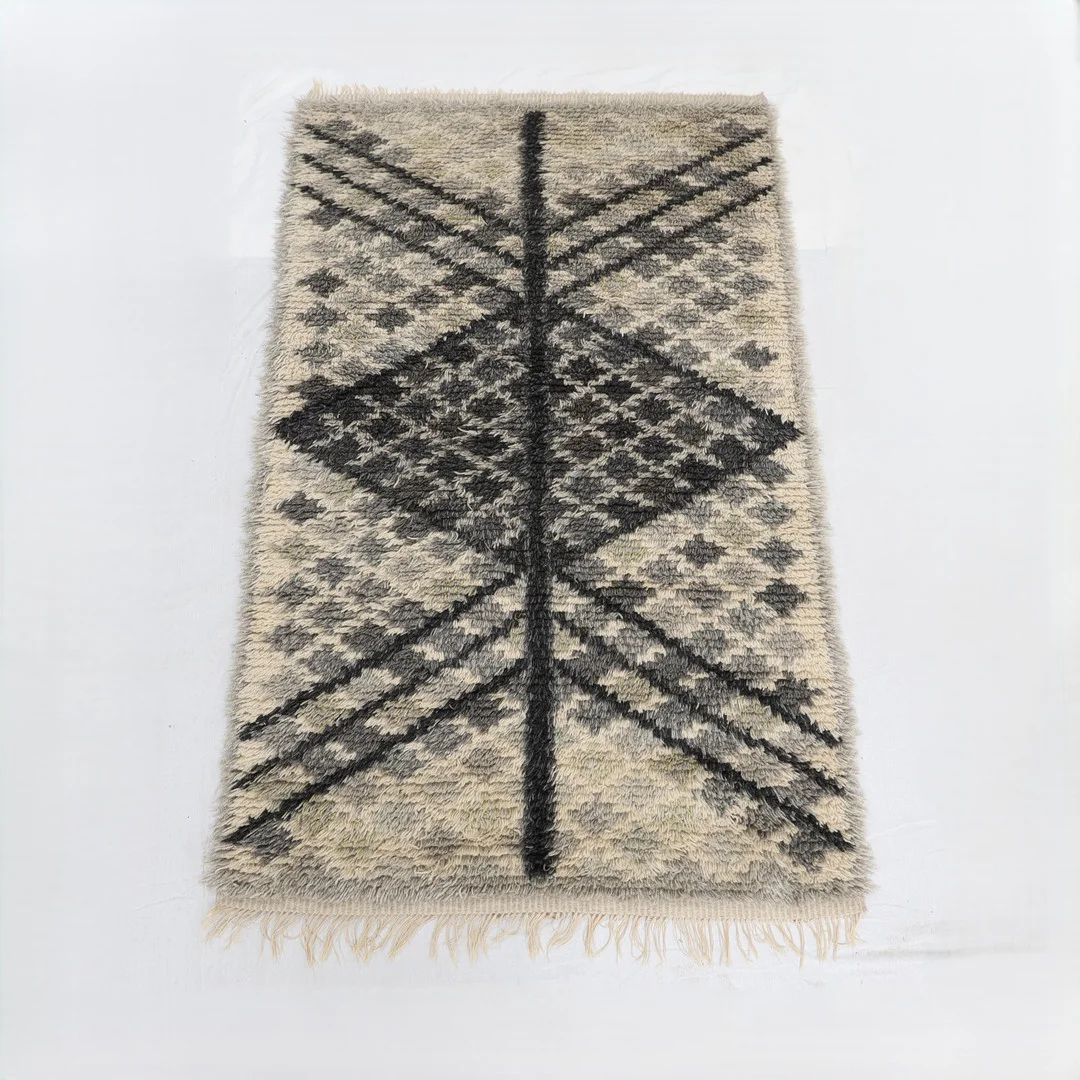 HANDKNUTEN MATTA, Rya, 1970-tal. — Carpets — Falun Auktionsbyrå