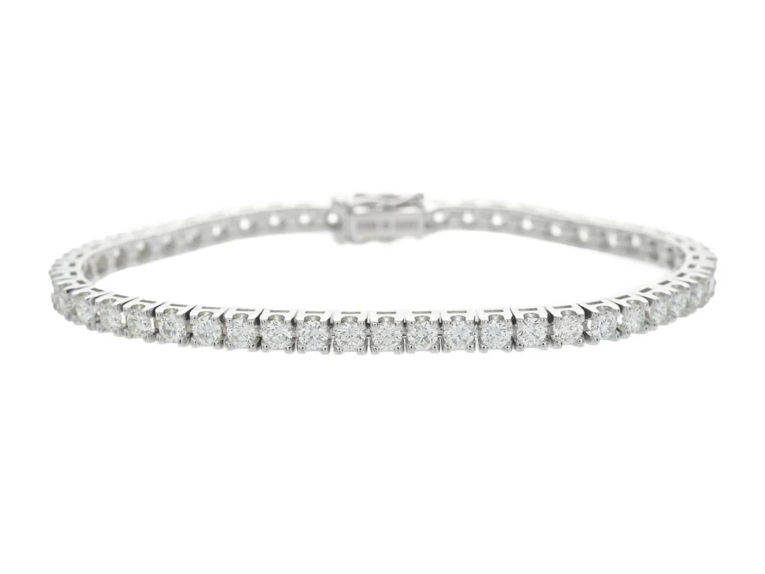 TENNISARMBAND, 18K vitguld, 46 briljantslipade diamanter ca 4,12 ctv, ca TW-TCr/VVS-VS, längd 15 cm, vikt 12,6 g. — Smycken/Tennisarmband — Kaplans