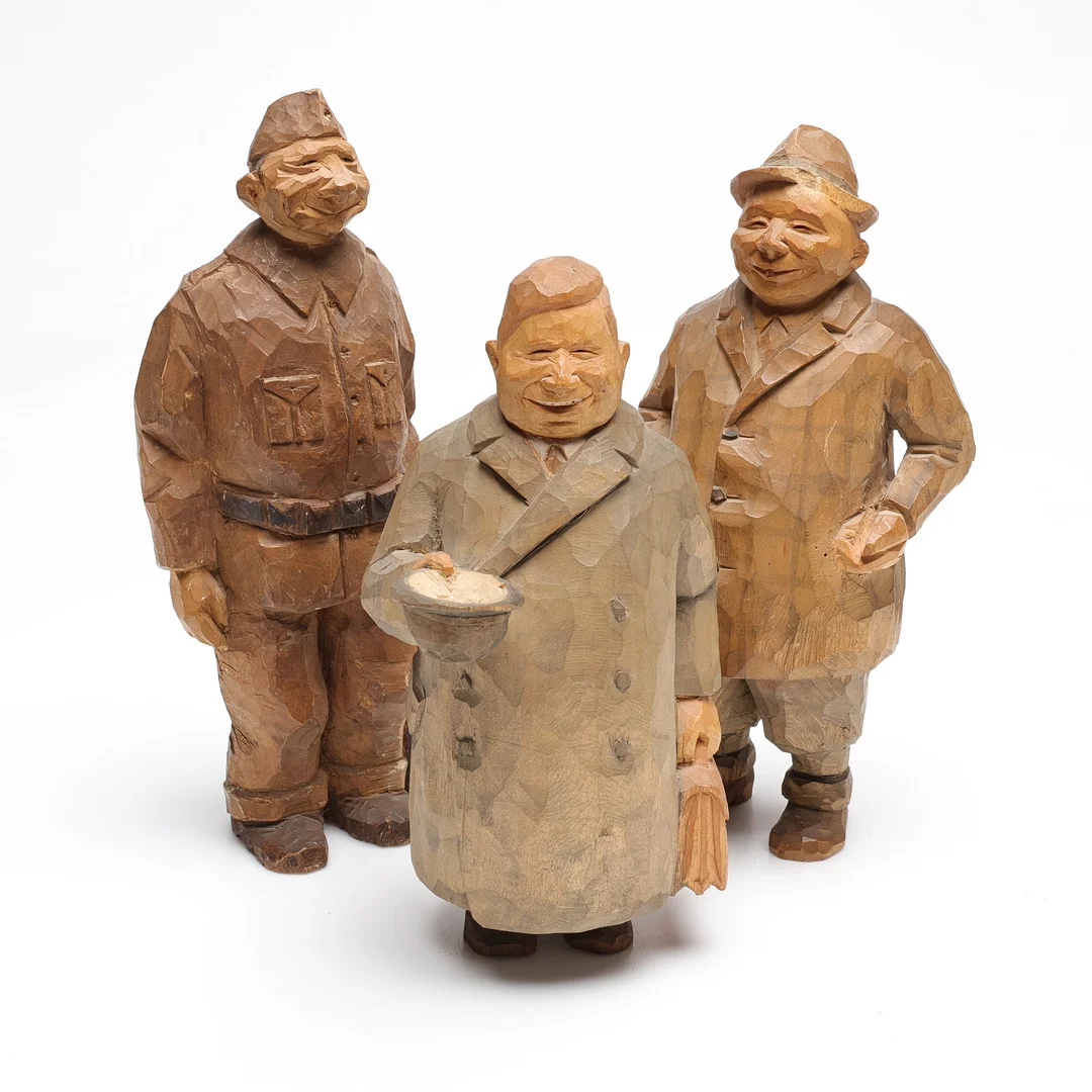 OIDENTIFIERAD KONSTNÄR. skulpturer, 3 st, trä, otydligt signerade. — Sculptures & Bronzes — Gomér & Andersson Linköping