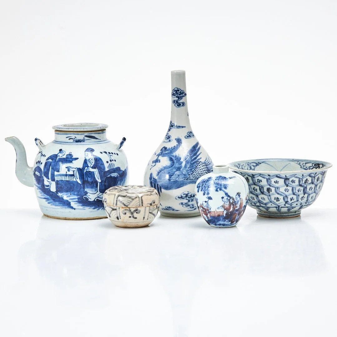 VASER, TEKANNA, SKÅL, ASK, 5 dlr., porslin, Kina, 18- och 1900-tal, varierande dekor i underglasyrblått. — Ceramics & Porcelain — Stockholms Auktionsverk Magasin 5