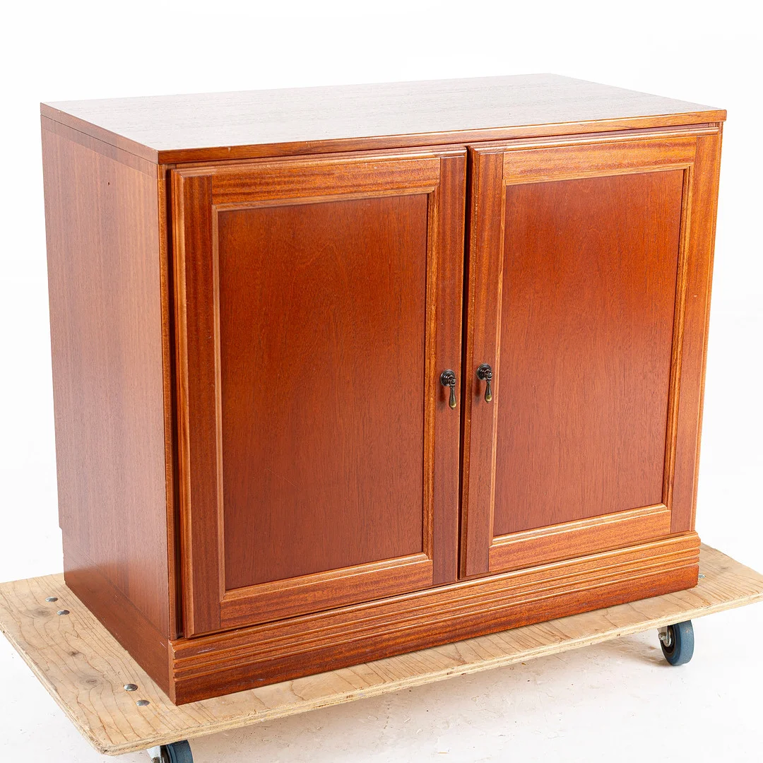 SKÅP / SKÄNK, mahogny, 1900-talets senare del. — Cupboards, Cabinets & Shelves — Handelslagret Auktionsservice