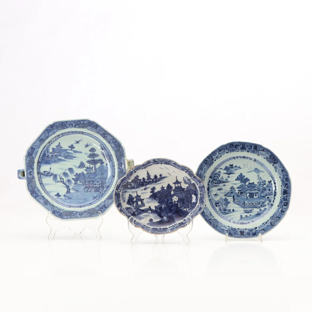 KINESISKT PORSLIN, TRE DELAR. Med blå-vit dekor. 17/1800-tal. — Ceramics & Porcelain — Skånes Auktionsverk