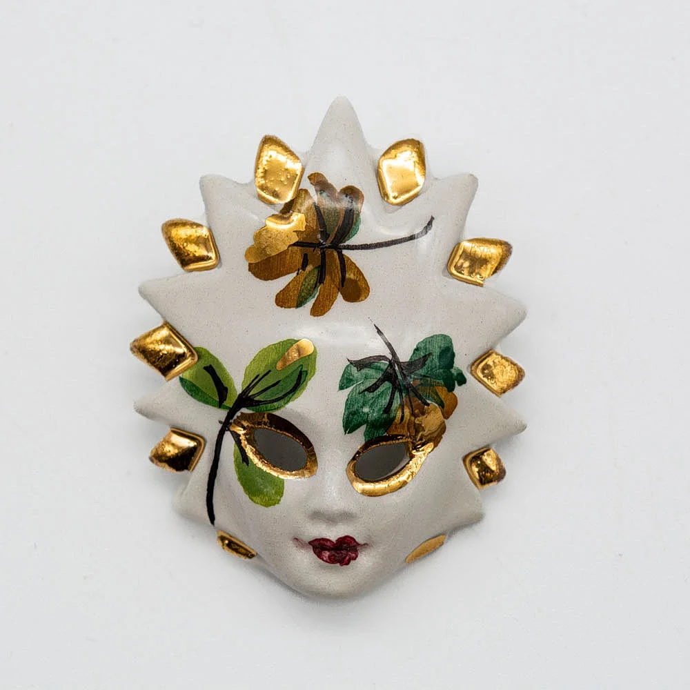 HANDGEMACHTE BROSCHE AUS PORZELLAN, VENEZIANISCHE MASKE, GOLDMALEREI, SPÄTE 20. JAHRHUNDERT. — Brooches & Pendants — Kunst- und Auktionshaus Kleinhenz