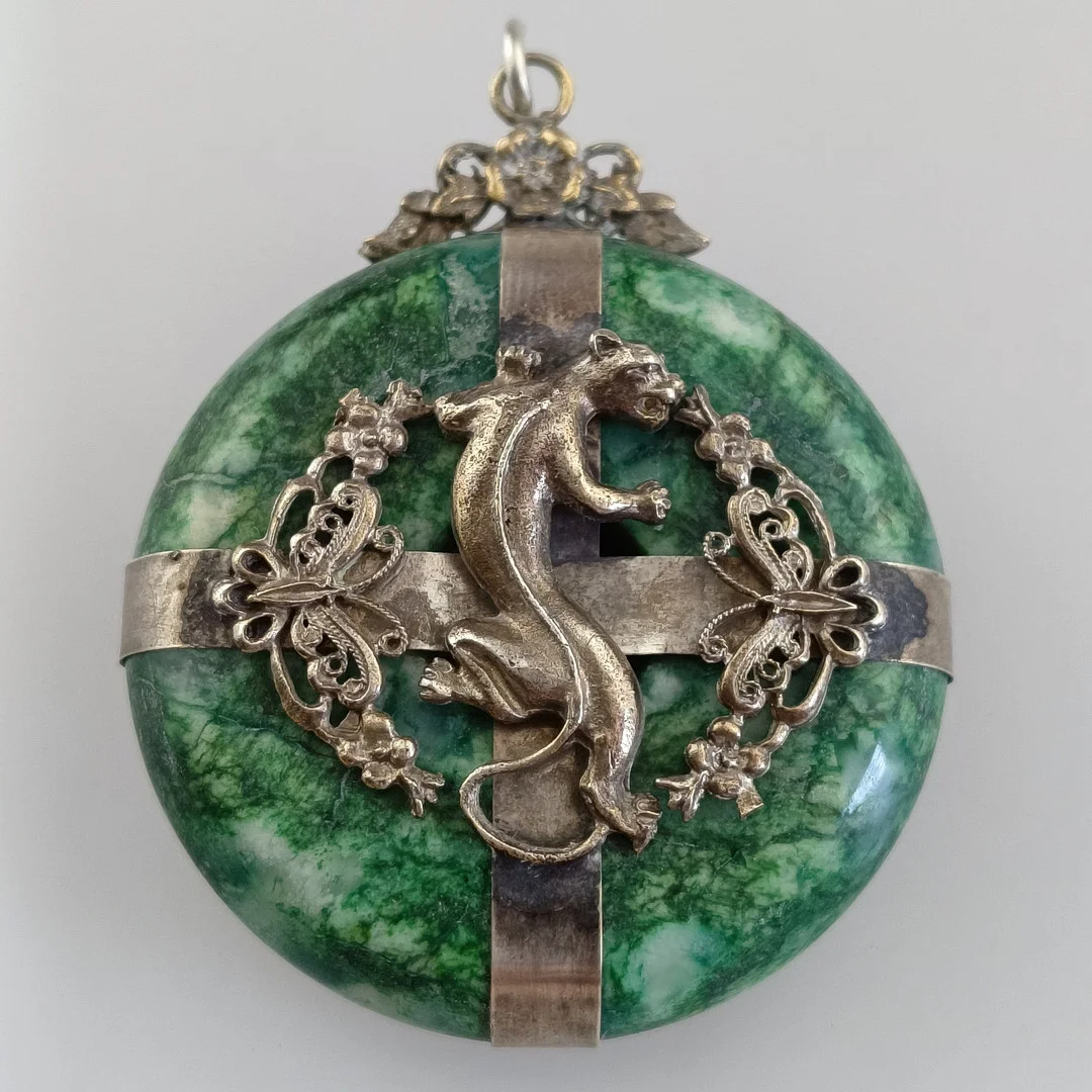 ANHÄNGER / AMULETT MIT RAUBKATZE - China, 20. Jh. — Jade — Auktionshaus Blank