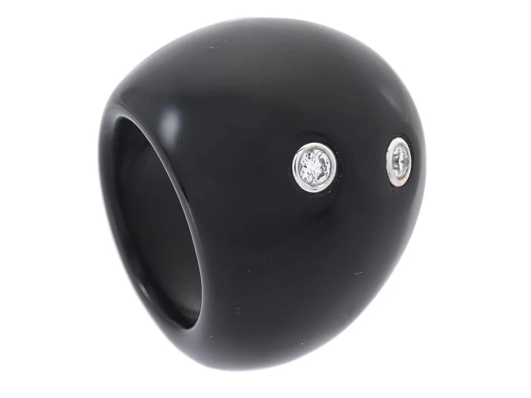 RING, onyx, 18K vitguld, 2 briljantslipade diamanter ca 0,20 ctv ca TW/VS, stl 16 mm, vikt 17,8 g. — Smycken/Ring — Kaplans