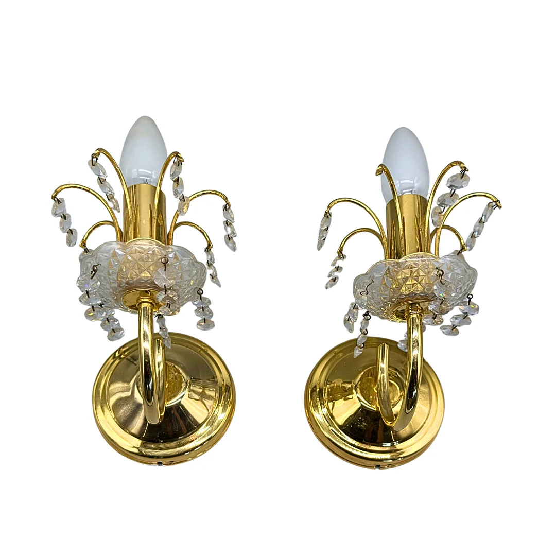 ZWEI MID-CENTURY WANDLEUCHTER AUS MESSING MIT KRISTALLBEHANG. — Wall Lights — Auktionshaus Stuber's Hammerschlag