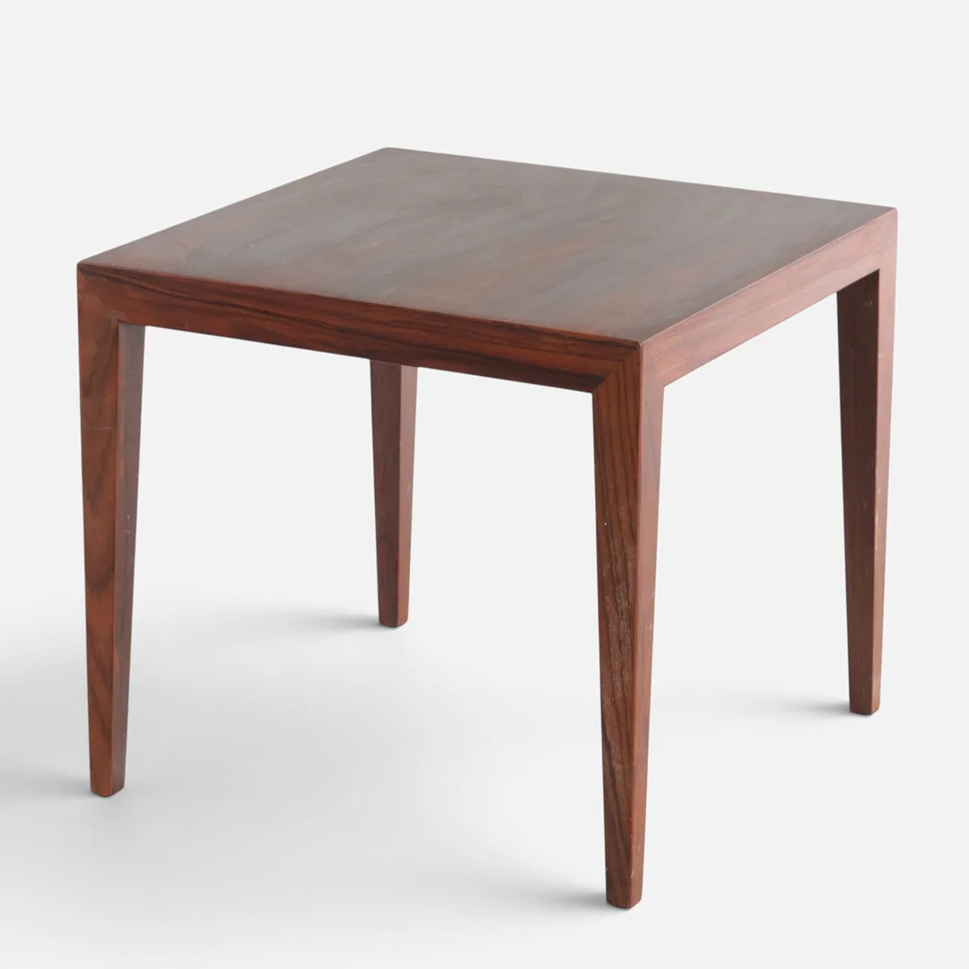 SEVERIN HANSEN JR. Kvadratisk sofabord / lampebord af palisander, tilspidsede ben. Udført og mærket hos Haslev Møbelsnedkeri. Danmark, 1960'erne. — Coffee Tables — Woxholt Auktionshus