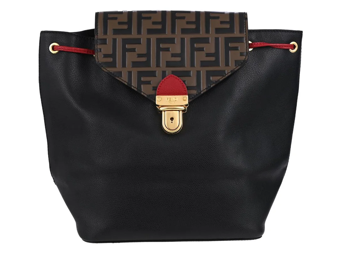 FENDI, VÄSKA, Vitello Cruise Backpack, svart, rött skinn Embossed F, guldfärgade beslag, 21x25x15 cm, nycklar, kvittokopia, dustbag. Very Good Condition. — Accessoarer/Väskor — Kaplans