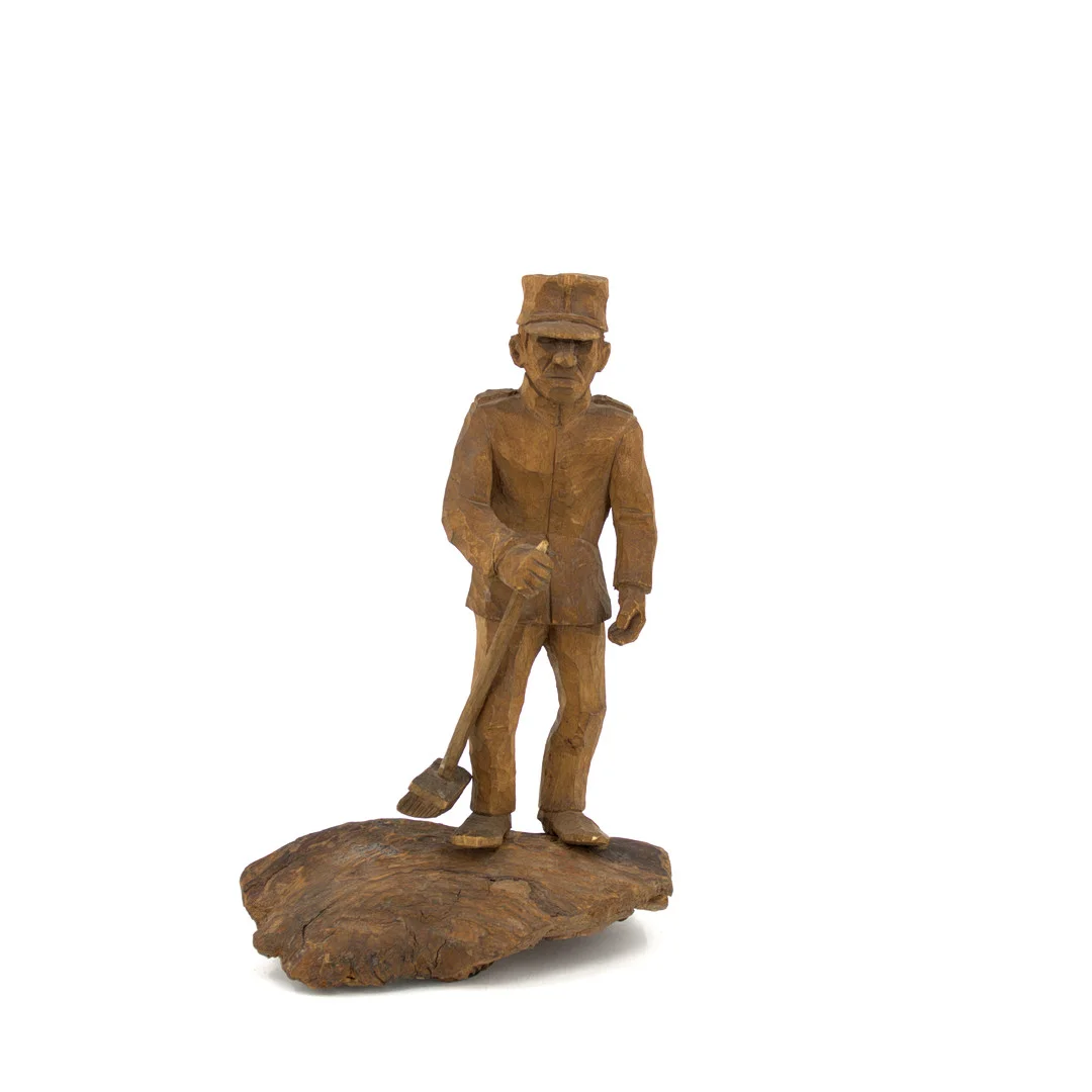 TRÄSKULPTUR, snidad, man i uniform med sopkvast på sockel, osignerad. — Sculptures & Bronzes — Höganäs Auktionsverk