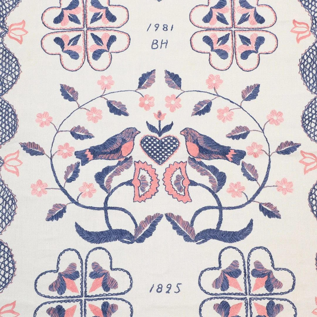 BLEKINGESÖM, hängkläden, 2 st, textil, 1900-tal. — Textiles — Ekenbergs Auktioner